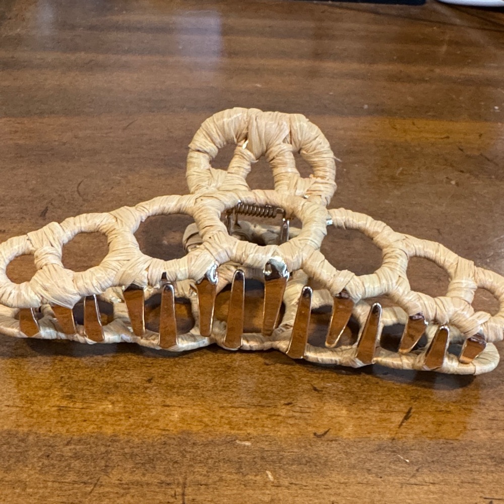 Beautiful Tan Hair Clip - NWOT - Picture 2 of 5